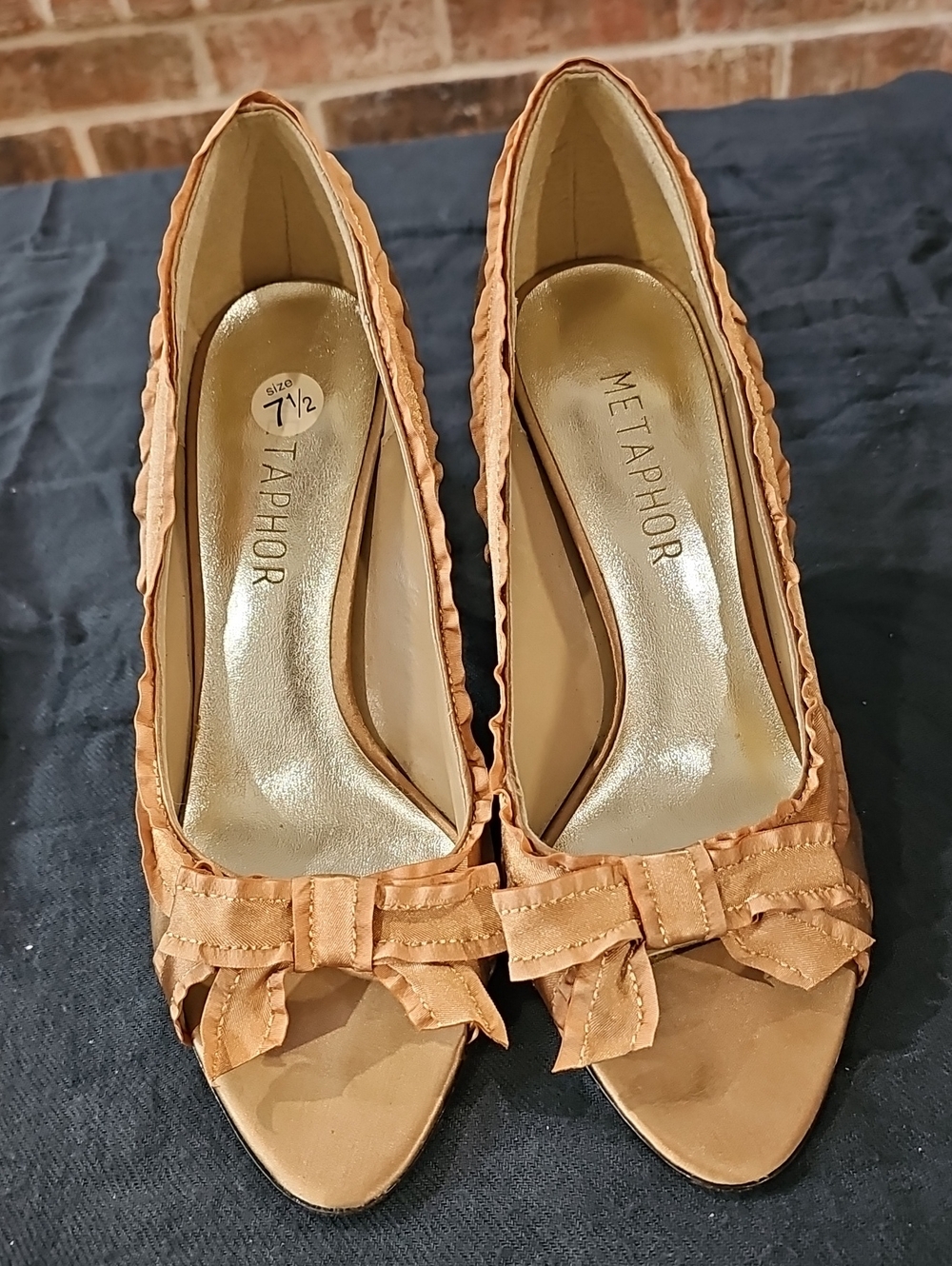 Metaphor Women's Bronze Bow Peep-Toe Heels Size 7.5M